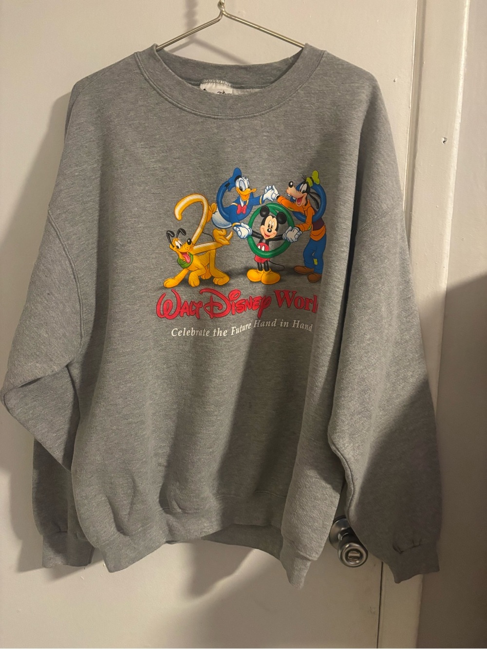 Vintage Walt Disney World Crewneck Sweatshirt Mickey Donald Goofy Pluto 
(1091)